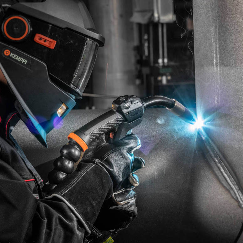 Горелка с удалением испарений для сварки MIG, разработанная для повышения безопасности сварщиков во время работ